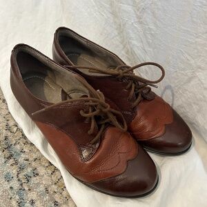 Vintage looking Women's Naturalizer Leather lace up shoe Size 5